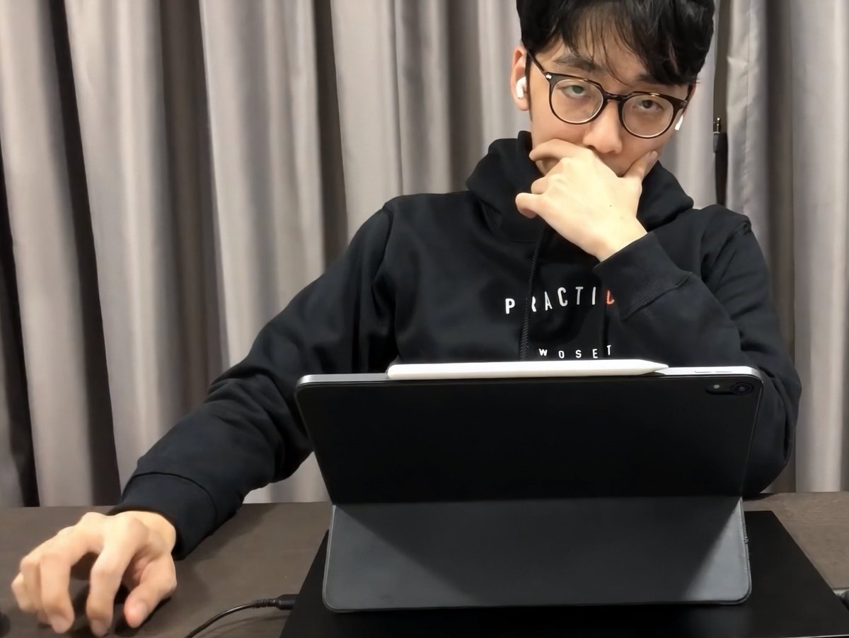 zapa_potatoes's tweet image. “mr Yang can    vs   “this baby
see you now              chipmunk needs                                                in his office”              cuddles”