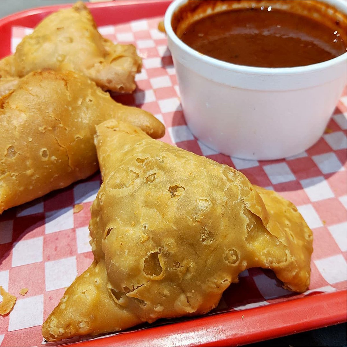 RealBCR's tweet image. What's better   1 samosa or 3 samosas? 
The heavenly pyramid.
The illuminati symbol of india. 
We could not live without these. 
Ready to go with any meal.

#butterchikenroti #samosas #butterchicken  #superfan #navbhatia #food #Foodie