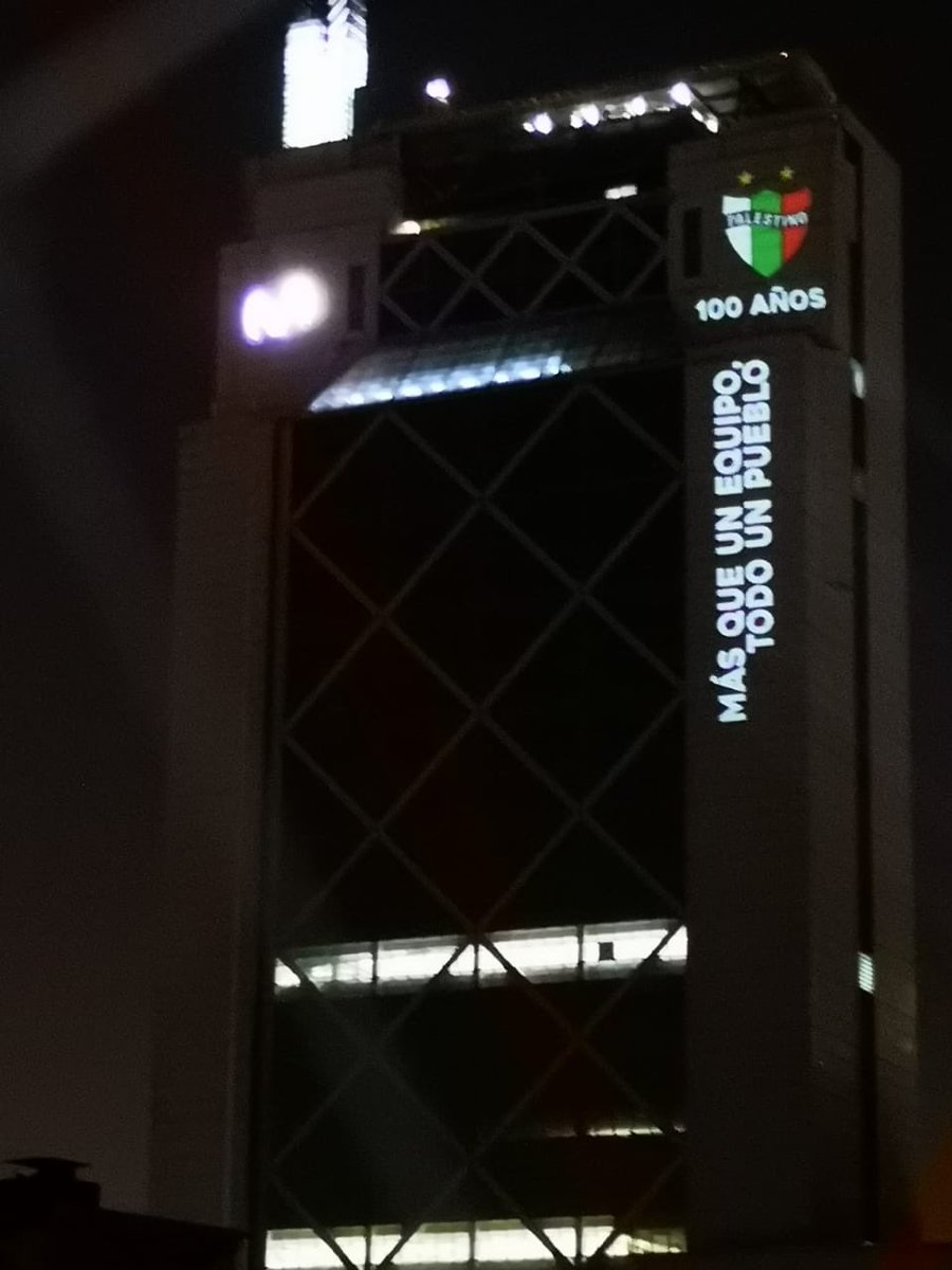 ComPalestinaCL's tweet photo. FOTO | Iluminan la Torre Telefónica con motivo de la celebración del centenario de #Palestino.

De Chile a Palestina. De Santiago a Jerusalén. Celebramos los 100 años de @CDPalestinoSADP, gran orgullo para todo un pueblo y su diáspora #Palestino100 https://t.co/dO98maeWIK