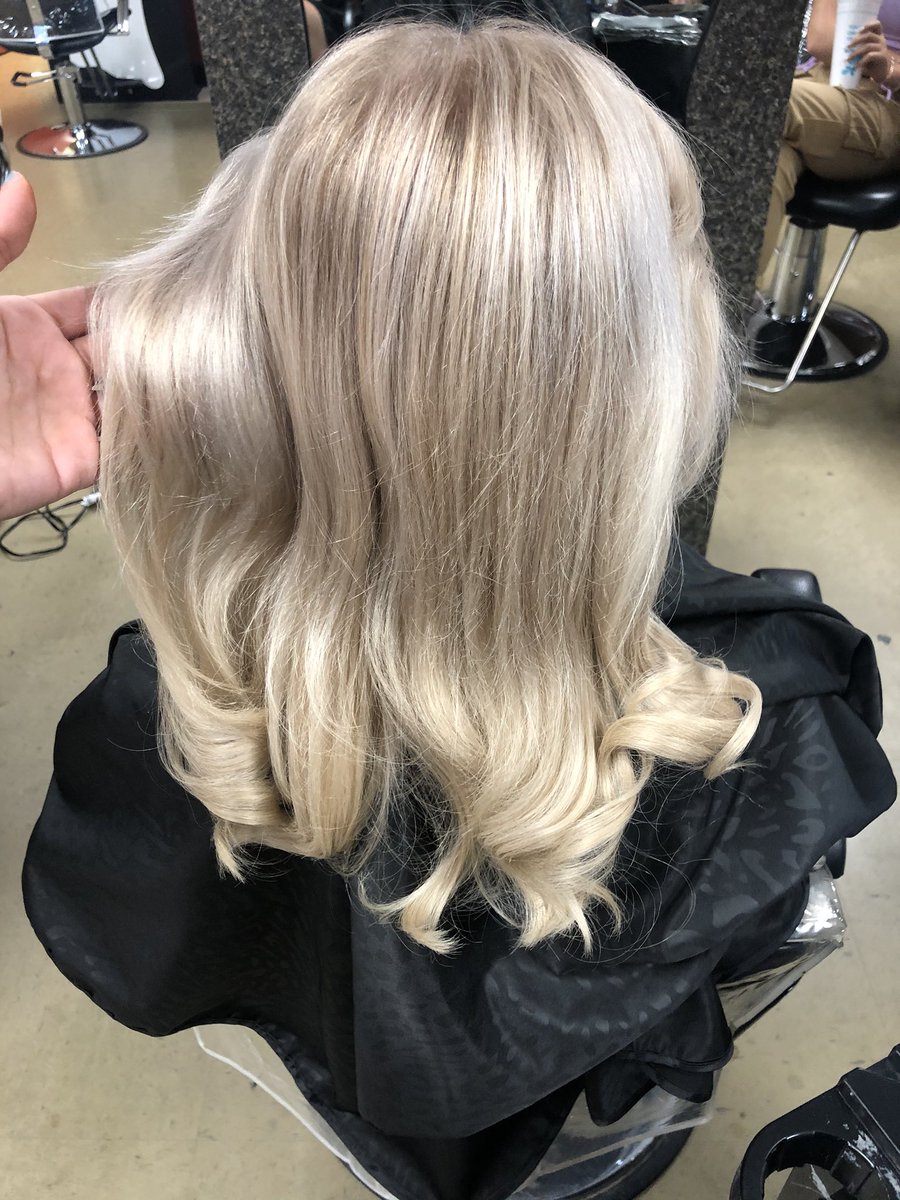 2Spooky4Booo's tweet photo. Reverse Balayage on my blonde girl! 💕 she said Change, but make it natural! https://t.co/pk3LYslNJX