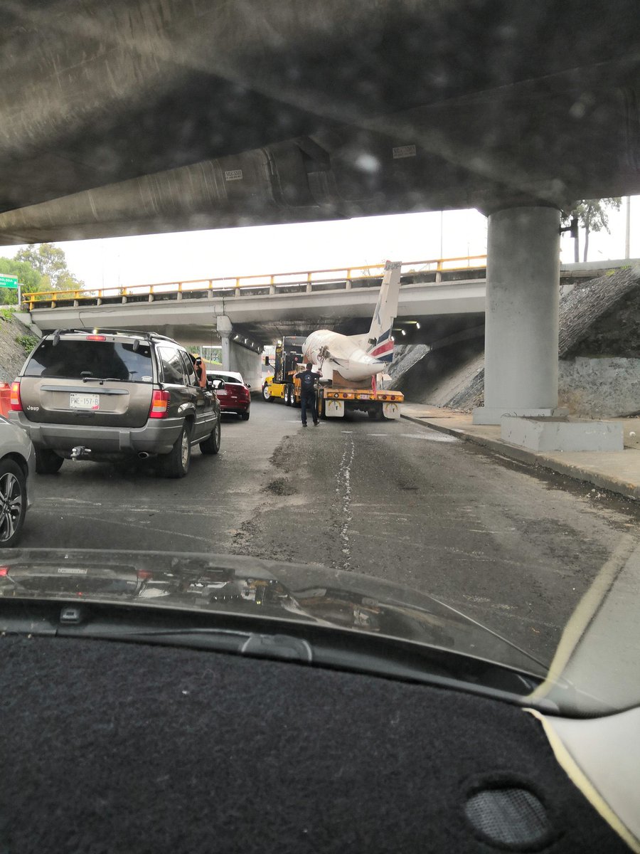 UrielEstradaTV's tweet photo. Reportan avión atorado sobre Viaducto, Tlalpan. 😳 https://t.co/nizpkUp17v