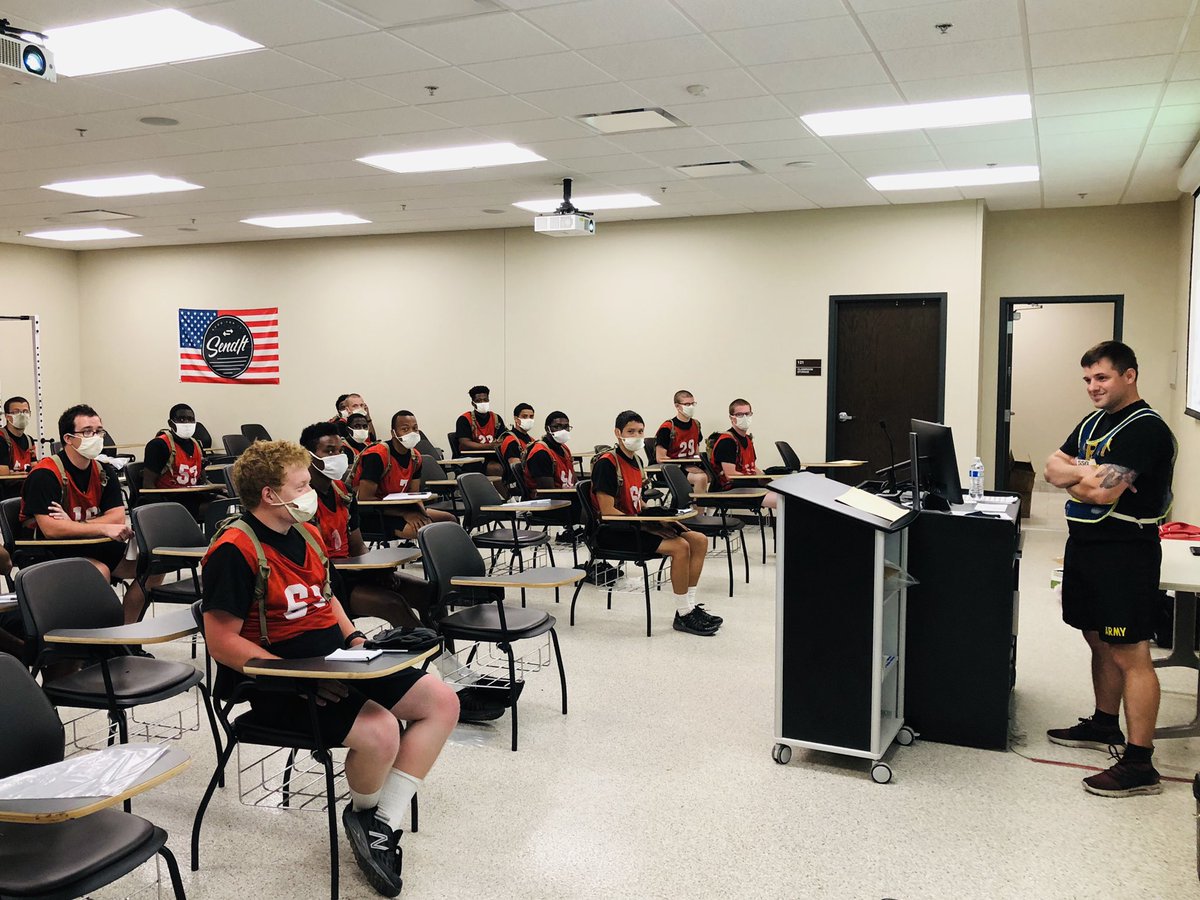 2_39IN's tweet photo. #YellowPhase of Basic Combat Training @fortjackson is full of different events. Some Trainees are receiving classroom instruction, some are learning Drill & Ceremony, while others are getting a workout in! All the while staying safe, and monitored for #COVID19 πΊπΈπ#Victory #AAAO https://t.co/GVOYU0wZX5