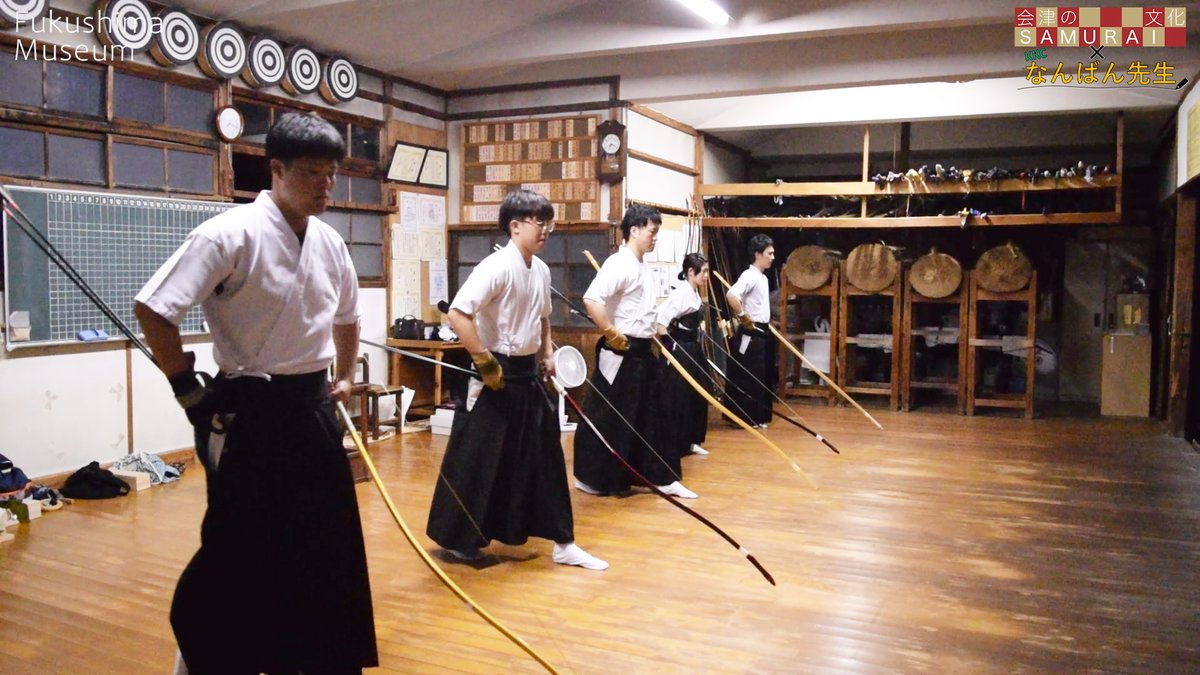 福島県立博物館 公式 会津のsamurai文化 Kkcなんばん先生 鶴ヶ城公園 弓道場 今回はなんばん先生が鶴ヶ城公園の 弓道場にお出かけ 会津若松弓道会の辰野さんに会津の弓道やその魅力についてお話を伺います 弓を引く皆さん とってもかっこいいです