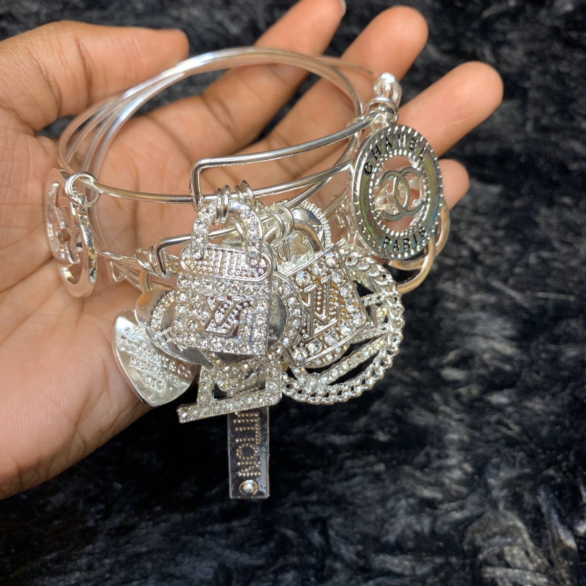 AiechAccessorie's tweet photo. come shop!!
1 for $10, 5 for $45

#wssu #wssu24 #wssu23 #banglebracelets https://t.co/nhV1PEEPMK