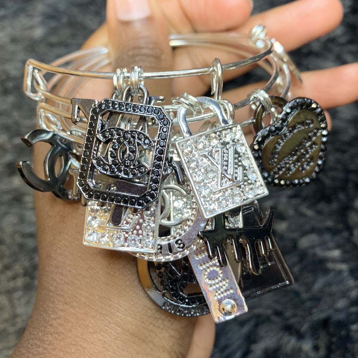 AiechAccessorie's tweet photo. come shop!!
1 for $10, 5 for $45

#wssu #wssu24 #wssu23 #banglebracelets https://t.co/nhV1PEEPMK