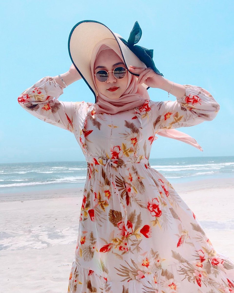 hijabdanpantai's tweet photo. meskipun tangan udah belang kaya zebra tetep sehappy itu kalo main-main ke pantai,

cita-citanya jadi duta 1000 pulau kali ya ☺️ 

Please jangan di swipe sampe abis tar..... hehe

Photo of @rhaudaesa #hijabdanpantai

📍 Pantai Panjang, Kota Bengkulu
https://t.co/Fw4N57io1C https://t.co/0SUTi3JSNE