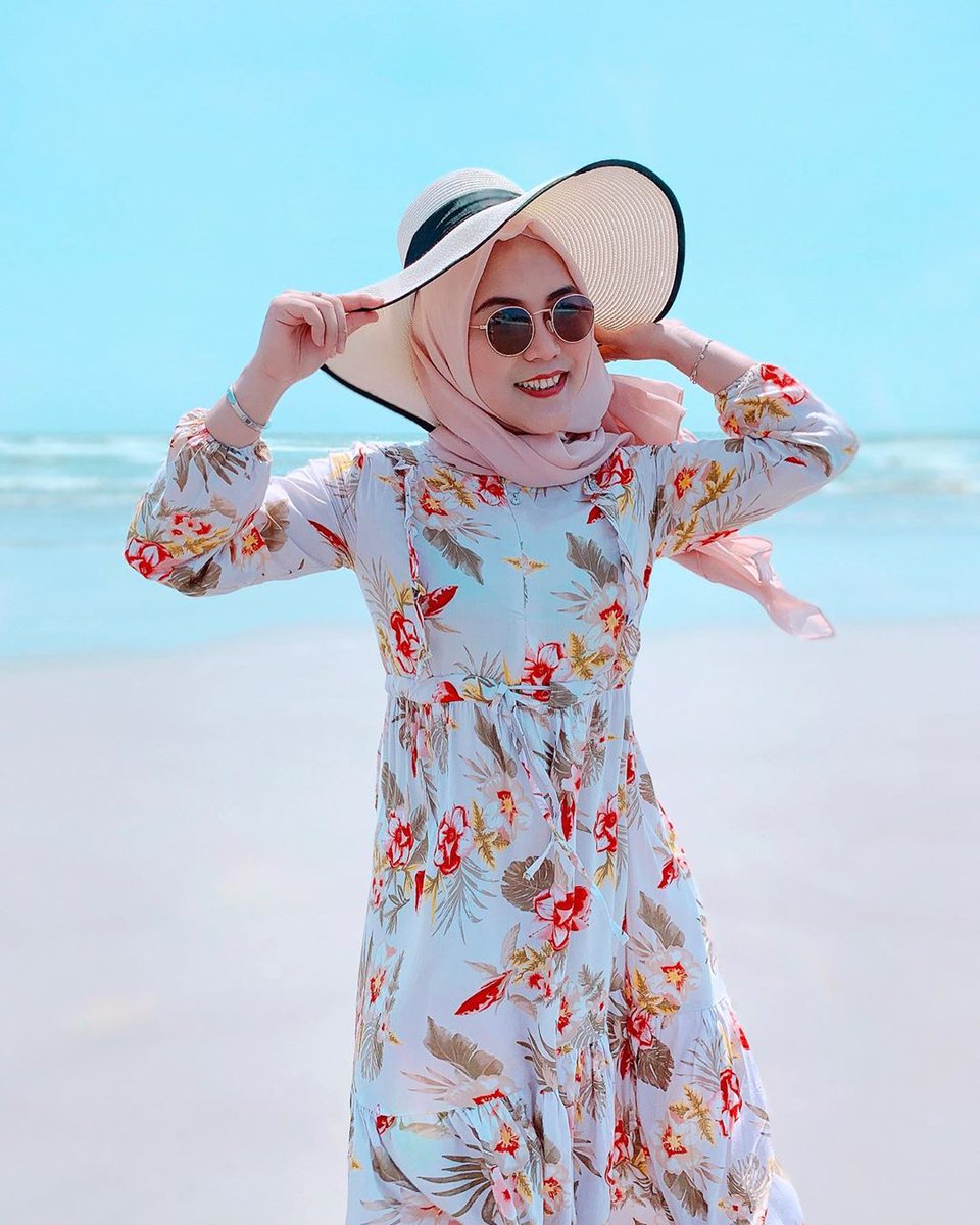 hijabdanpantai's tweet photo. meskipun tangan udah belang kaya zebra tetep sehappy itu kalo main-main ke pantai,

cita-citanya jadi duta 1000 pulau kali ya ☺️ 

Please jangan di swipe sampe abis tar..... hehe

Photo of @rhaudaesa #hijabdanpantai

📍 Pantai Panjang, Kota Bengkulu
https://t.co/Fw4N57io1C https://t.co/0SUTi3JSNE