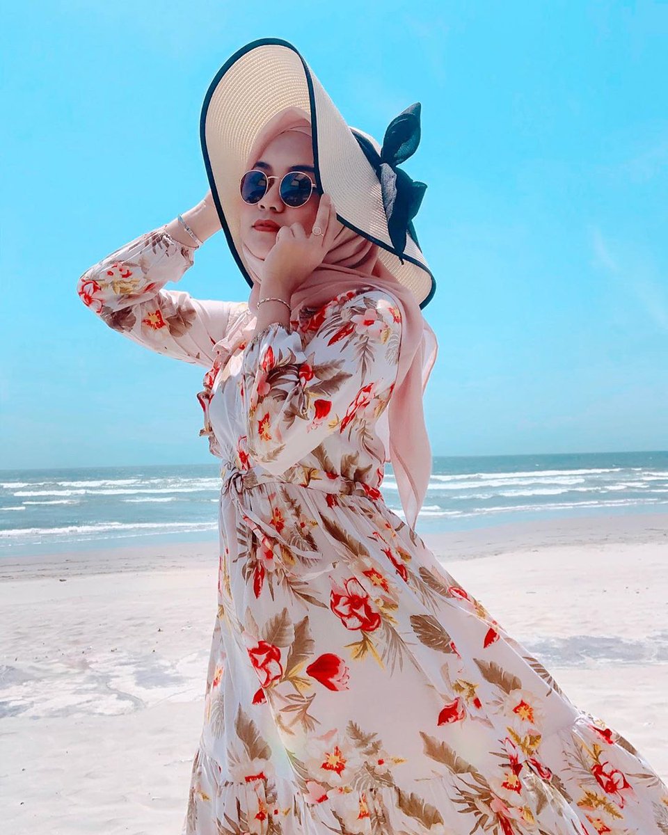 hijabdanpantai's tweet photo. meskipun tangan udah belang kaya zebra tetep sehappy itu kalo main-main ke pantai,

cita-citanya jadi duta 1000 pulau kali ya ☺️ 

Please jangan di swipe sampe abis tar..... hehe

Photo of @rhaudaesa #hijabdanpantai

📍 Pantai Panjang, Kota Bengkulu
https://t.co/Fw4N57io1C https://t.co/0SUTi3JSNE