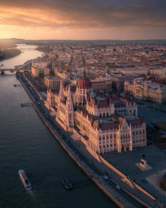 VineyardKapolna's tweet photo. #photosBUD:
#Budapest moments by @AlparKato 📸 Photos: Mike Sidofsky, Géza Kurka, Szilvásy Tibor and Péter Rajkai
➡️ #Hungary ##Budapestmoments #BeautifulBUD #oldBudapest #BudapestGuide #photogallery #photosBUD #photography #photogalleryHUN #photogalleryBUD #PKakuvat https://t.co/LRqt52tQS4