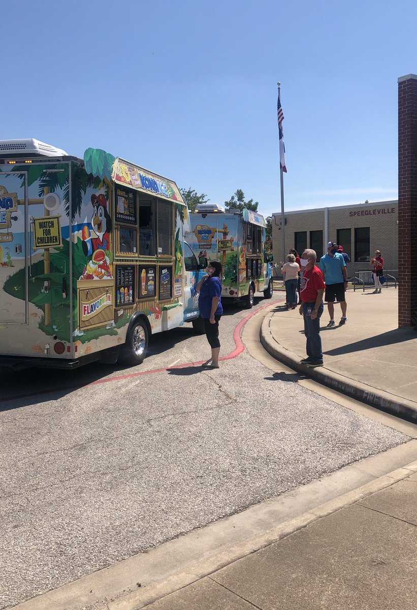 Speegleville's tweet photo. 🗣 Huge shoutout to Kona Ice of West Heart of Texas!!! They surprised all of us this afternoon with free snow cones!!! What a fun treat!!!! We loved it!!!! 🐧❄️
#spesuperheroes #spestrong #midwaystrong #midwaystrongertogether #strongertogether https://t.co/4x6YjyT4se