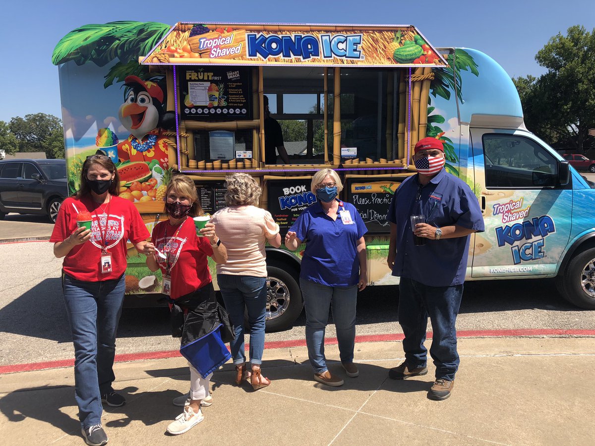 Speegleville's tweet photo. 🗣 Huge shoutout to Kona Ice of West Heart of Texas!!! They surprised all of us this afternoon with free snow cones!!! What a fun treat!!!! We loved it!!!! 🐧❄️
#spesuperheroes #spestrong #midwaystrong #midwaystrongertogether #strongertogether https://t.co/4x6YjyT4se