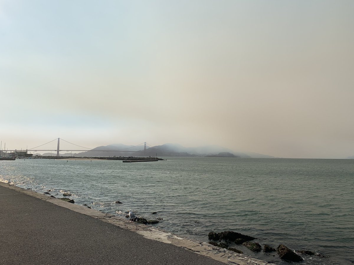 AaronPeroTV's tweet image. That’s not fog @GGBridge smoke from the #LightningComplexFires shrouds the #SanFrancisco Bay