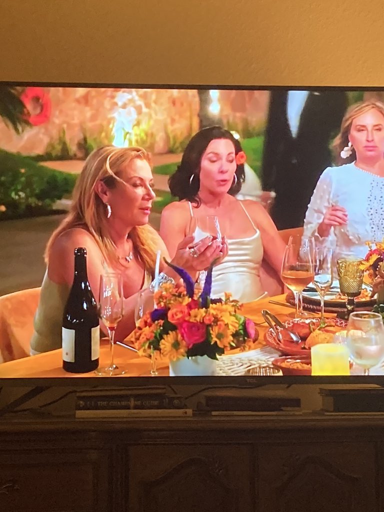 HelloMsDolly's tweet photo. She’s holding the wine like this to heat it up.... 🙄 #rhony https://t.co/sVgdp5TBmL