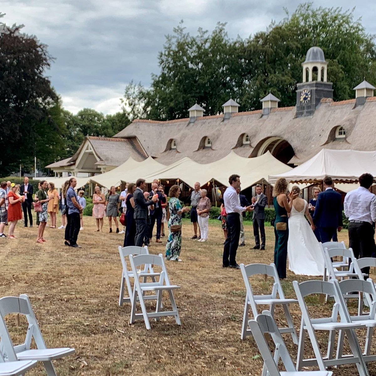trouwambtenaar's tweet photo. ANDERHALVE METER
Een leuke manier om iedereen écht even te zien na de ceremonie. Laat de gasten, na de ceremonie, twee rijen vormen met 1 1/2 meter afstand (huishoudens bij elkaar) en loop hier samen doorheen. En neem de tijd om iedereen even te bedanken op afstand! #tipvdweek https://t.co/nYz3enQaCp