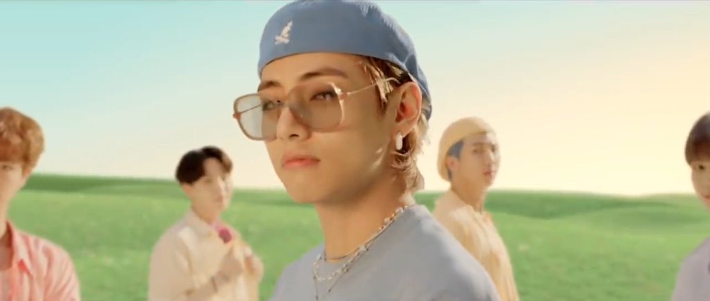 HeartsForOT7's tweet photo. Kim Taehyung please... https://t.co/dvf9Ty6W2Y