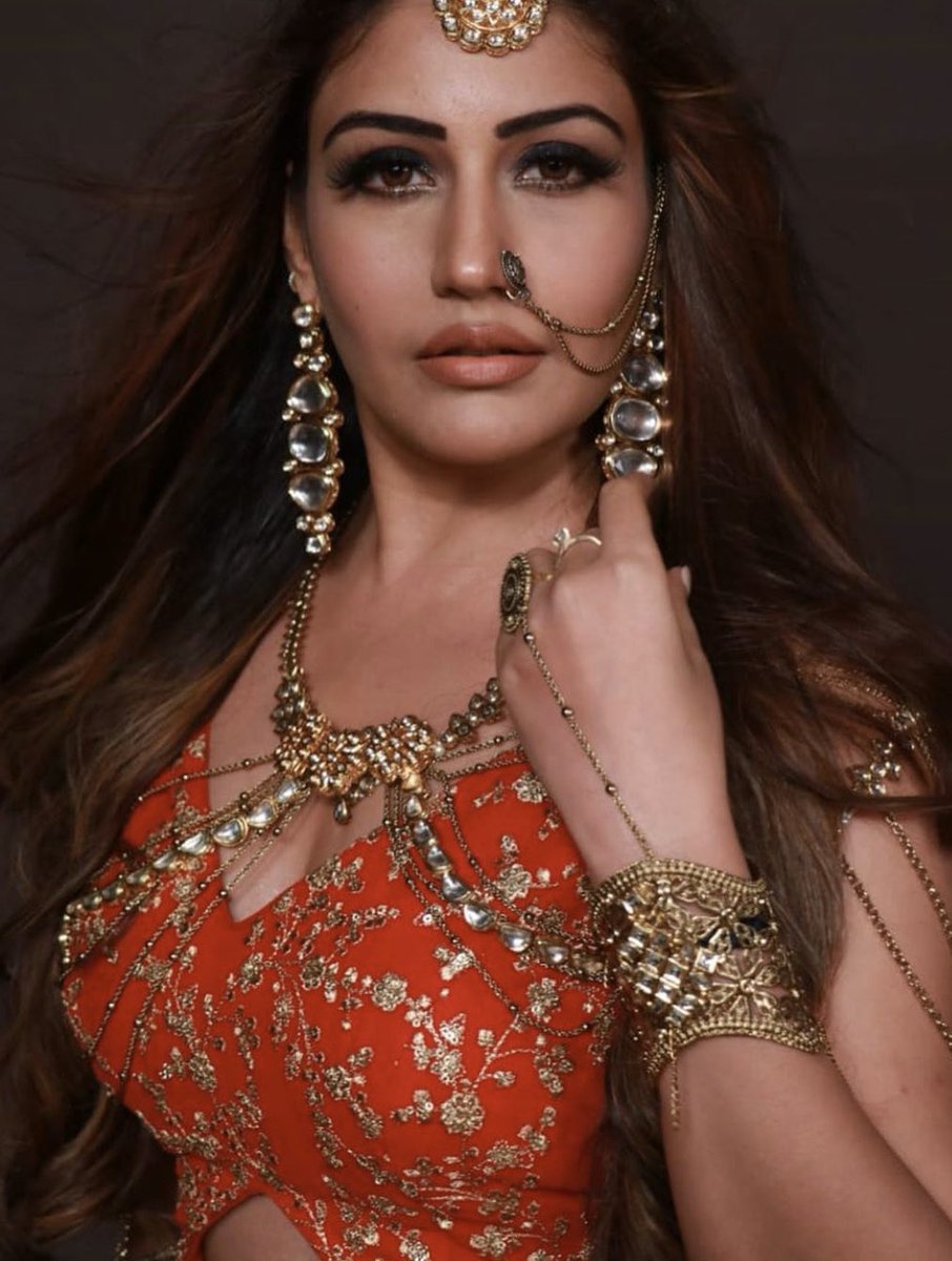 PinkvillaTelly's tweet photo. What is your first reaction to #SurbhiChandna’s look as #Naagin ? 😍😍

#surbhichandnaasnaagin #Trending @SurbhiChandna https://t.co/Csd5SJF8Ot