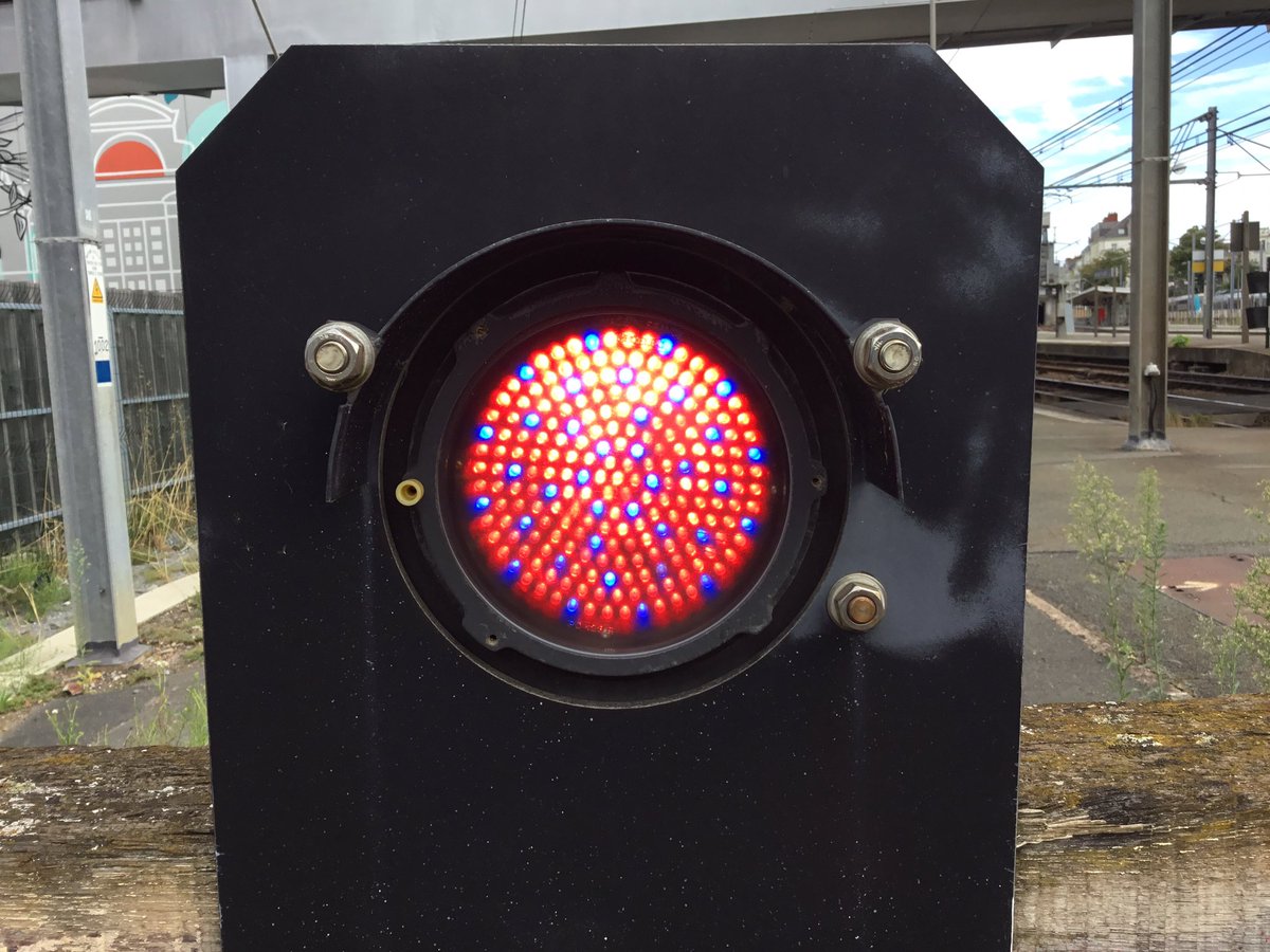 micmic44470's tweet photo. Bon question du jour
Quel est le rapport bleu/rouge pour obtenir un carrรฉ violet ๐ช๐ค๐คช
#phototrain #sncf #jaja https://t.co/a6NPnhyxyi