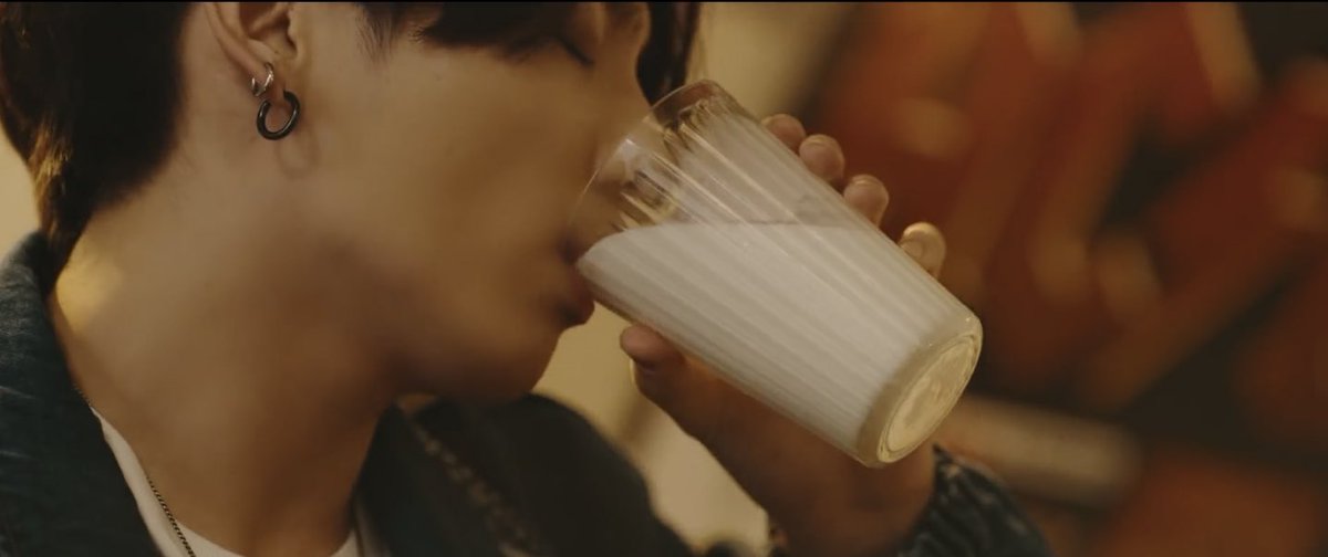 SHATT_2002's tweet photo. คนบ้าอะไรแค่นั่งกินนมยังหล่อ
#DynamiteToday  #BTS_Dynamite  #DynamiteMV https://t.co/mqyNhPevBY