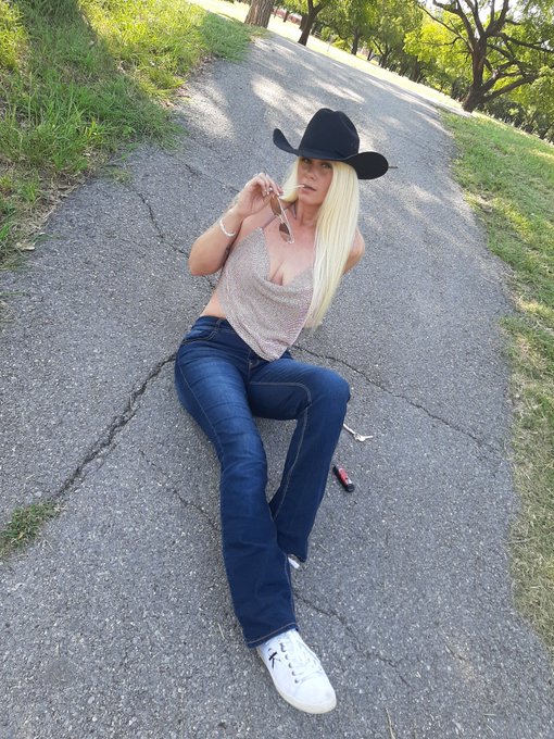 Some more after shoot cell phone camera fun while @PaulBritPhoto was packing up the good stuff.  Can't<a href="/tag/sexworker"class="tags"><span>#sexworker</span></a><a href="/tag/onlyfans"class="tags"><span>#onlyfans</span></a>