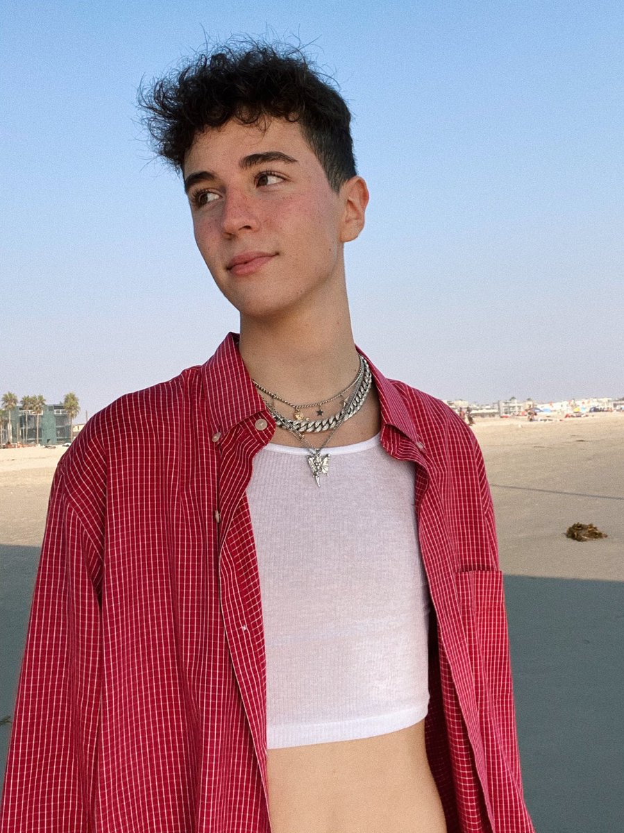 toront0twunk's tweet photo. let’s go to the beach-each! https://t.co/ydZIAOfz32