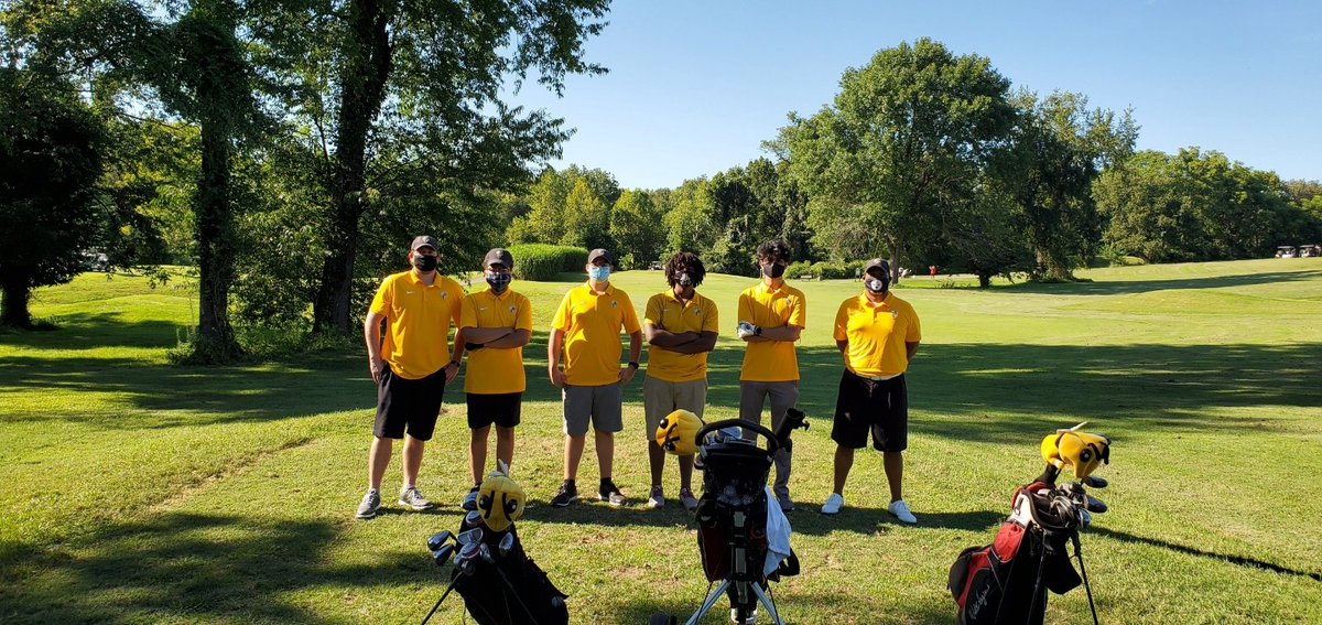 CoachBaker1982's tweet photo. These guys showing out! Got our first victory in exhibition style today. Can feel our first ever sanctioned win coming soon. Gotta keep grinding! #central #boysgolf #breedingwinners #practicepays https://t.co/bTEPlCoEGo