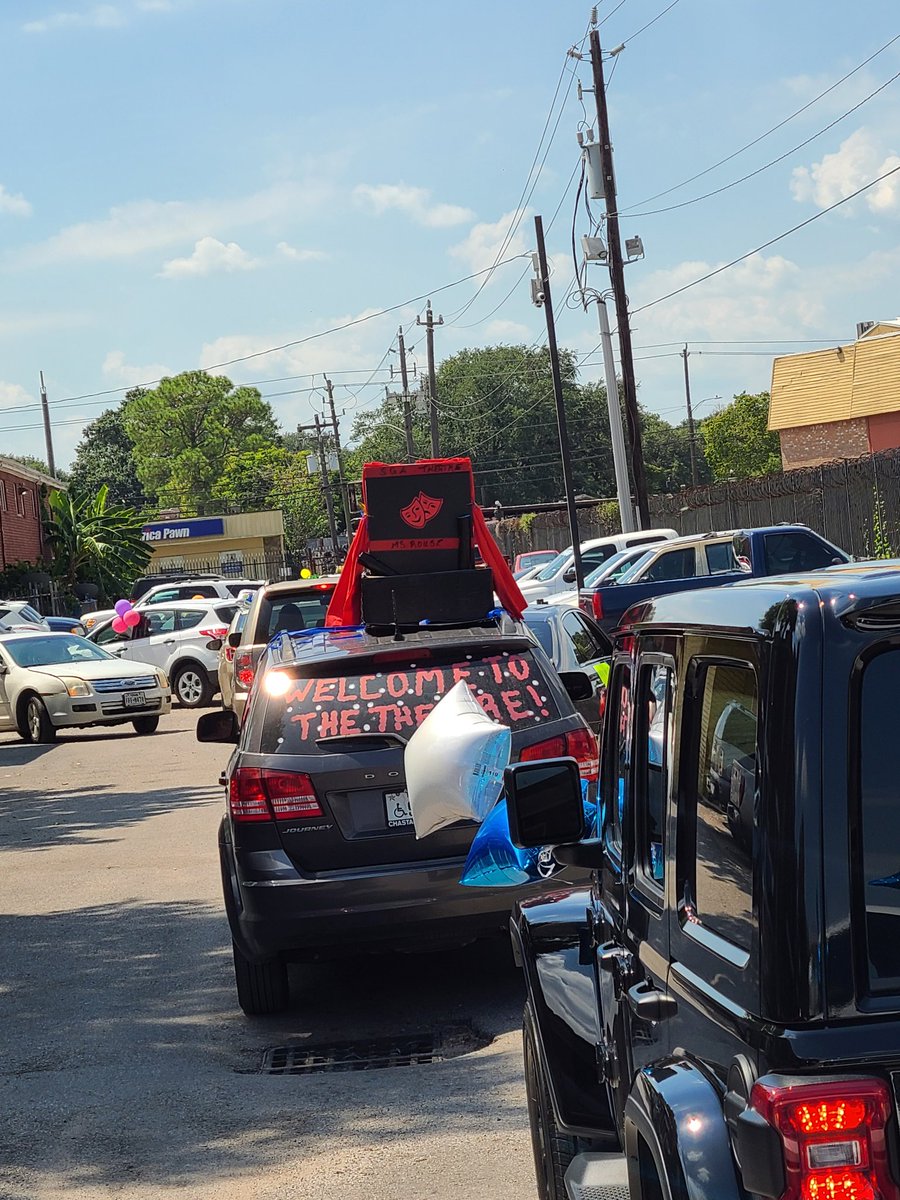 NikaHarrell's tweet photo. Today we welcomed back our teachers with a parade through our @WhoAreWe_SGA school community. It was so good to see everyone! @JonathanNTrinh @Principal_Reyna @MsKrisLee04 @KaliSpates @IslamHelmy7 @DrFolaDimandja @JerryDimandja https://t.co/S0kk2n1RsT