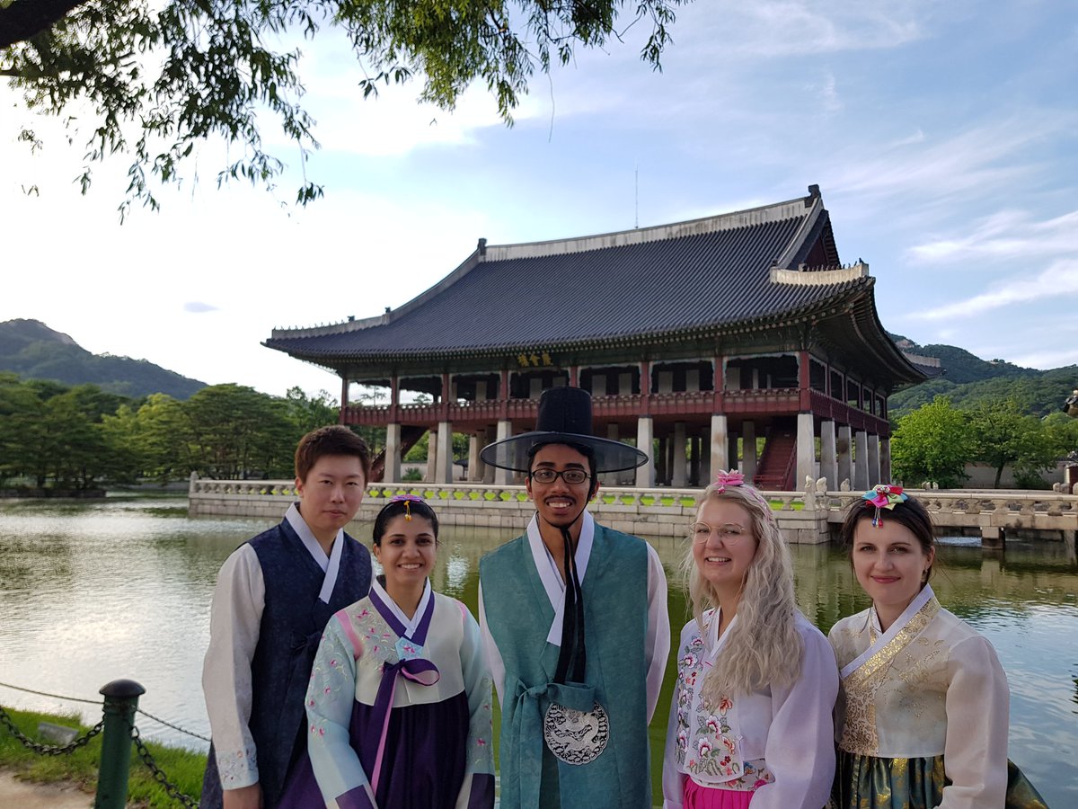 danial_hamdan97's tweet photo. Ni kira cultural appropriation tak ni? #MissingSeoul https://t.co/VNeW0cD8uB