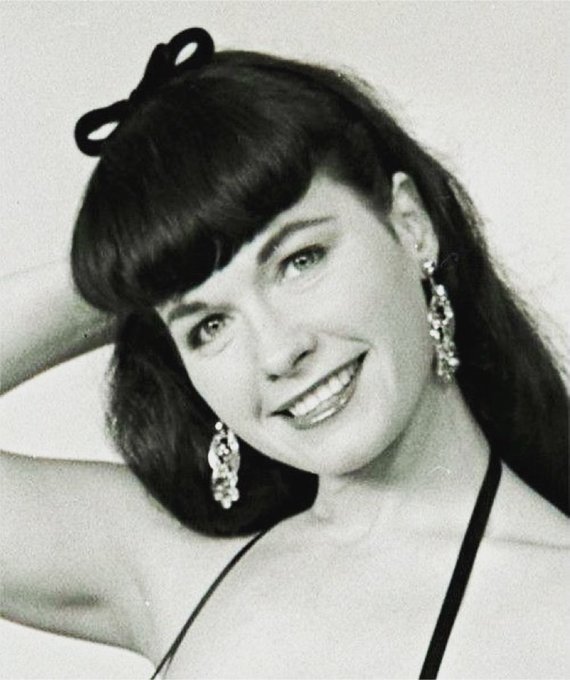 Pinup perfection with a bow on top 🎀👑💖

#bettiepage #pinupqueen #naughtyandnice #1950s #pinup #bettie