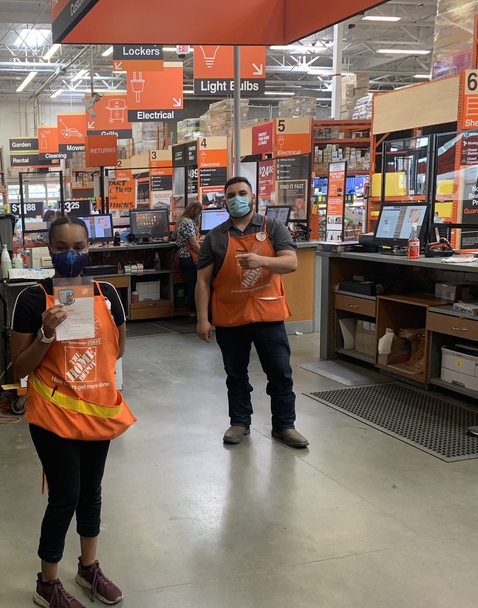 fcalderon87's tweet photo. DS Miguel recognizing new service desk associate Kyerra for her willingness to help every customer she sees! Thank you Kyerra for taking such good care of our customers!!👍🏽 https://t.co/XI7wuY3xke