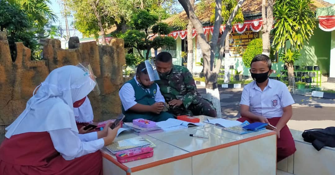 082Cpyj's tweet photo. Fasilitas Free WiFi Kodim Lamongan Bantu Siswa Belajar Via Online.
#belajardarirumah #covid_19😷 @kodim_0812 #kodam5brw #korem_082 #lamonganhits https://t.co/8mmXaSqaDA