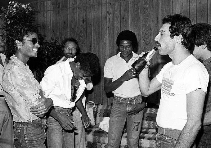 ImagenRetro's tweet photo. Freddie Mercury y Michael Jackson conversando en una fiesta, 1983. https://t.co/ZXJX9x6atD