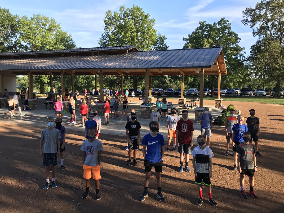 dbarta23's tweet photo. It was a great night for a Kings Junior High School Cross Country workout!  What a great team! @Kings_XC_TF @KJHKnights https://t.co/fxCCmlta6s
