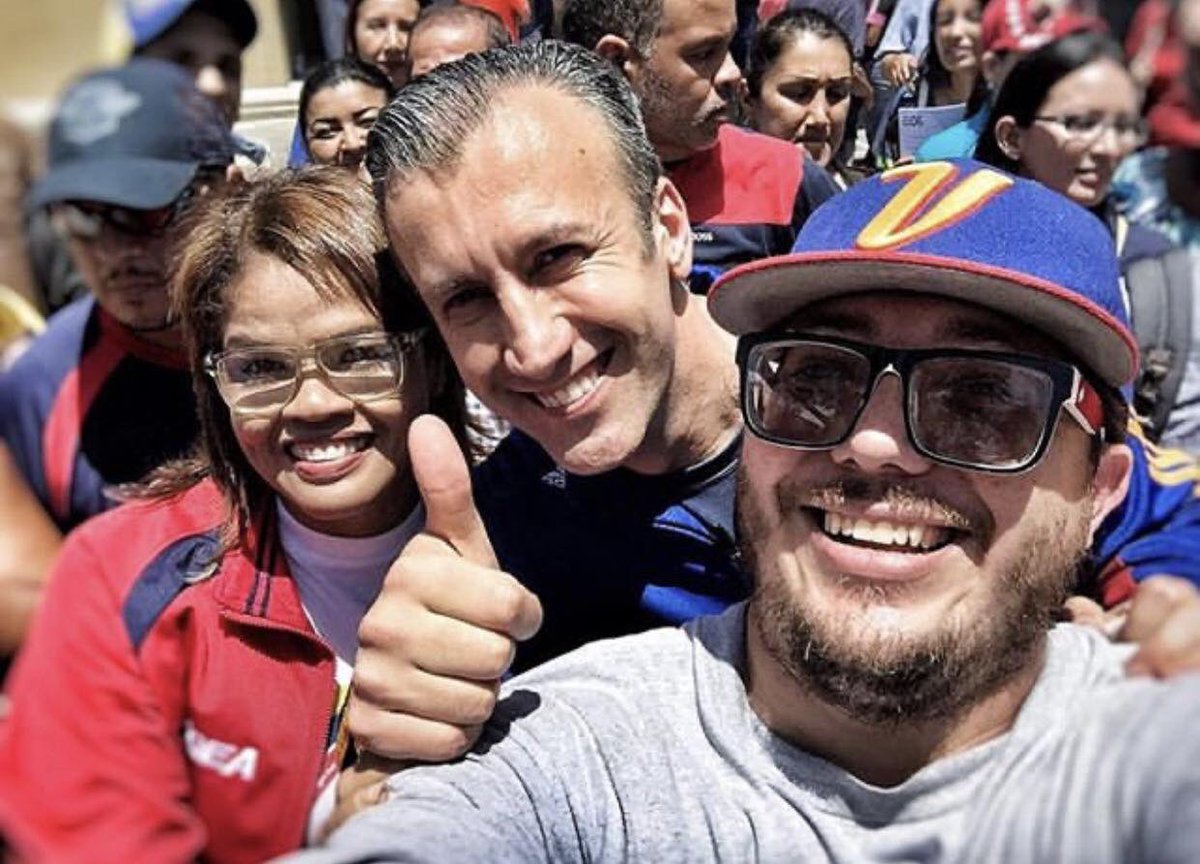 Quisiera escribirte no desde el dolor profundo que deja tu partida, no con lágrimas por un hermano en CHÁVEZ que se va de manera sorpresiva, pero así eres y serás por siempre querido Sancocho, un rebelde con causa y amor revolucionario!! VUELA ALTO!!