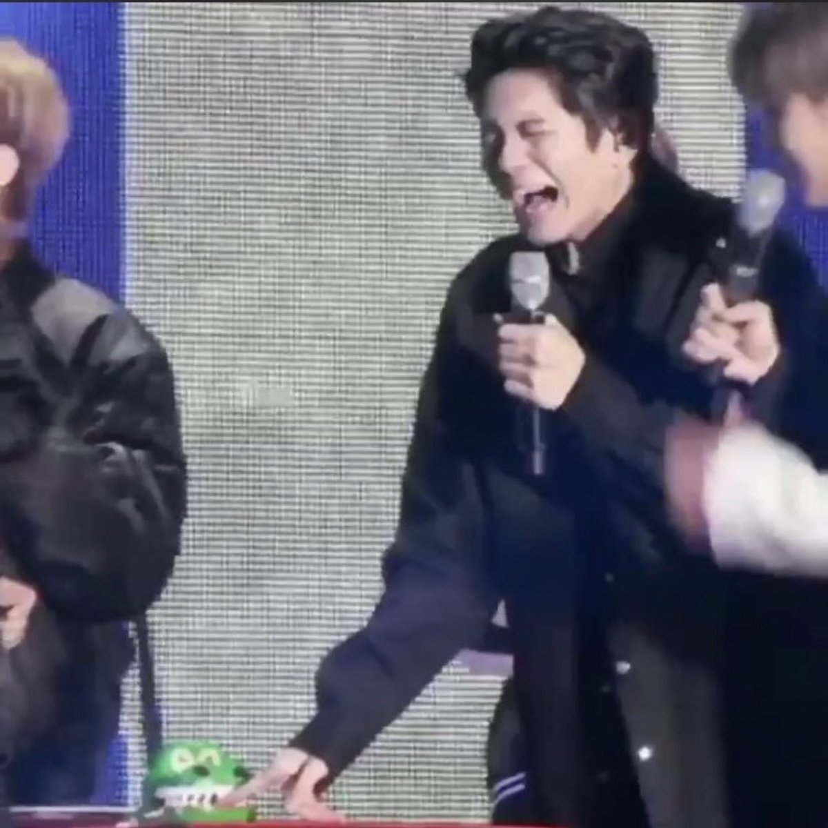 다만                                              다만
악에서                                           아아악
구하소서                                       쟈깐만요..