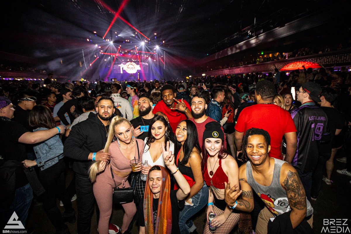 SIMshows's tweet image. #tbt fan shots from @Excision in Feb at @ArmoryMn 💯 Love and look out for your squad through these turbulent times 🤙🏽 #scrollthrough #excision #mpls #edm #dubstep #ravers