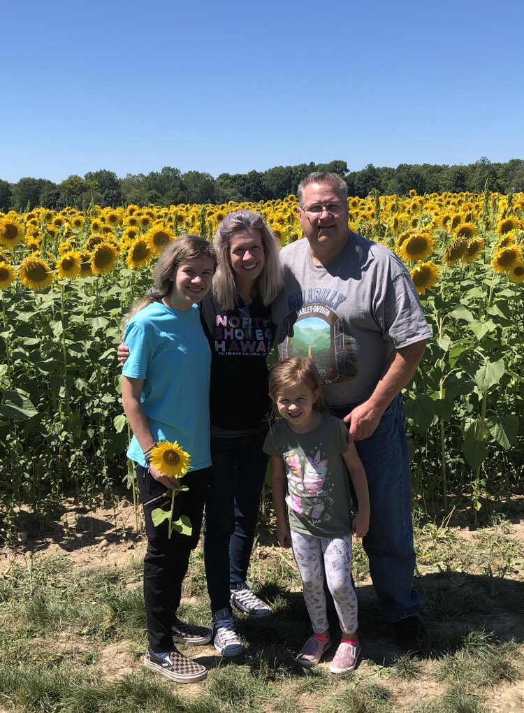 jpsl2016's tweet photo. Enjoying the beauty around us......from sunflowers to a sunset!  #ClevelandSkyline #SunflowerField https://t.co/6peqE072QL