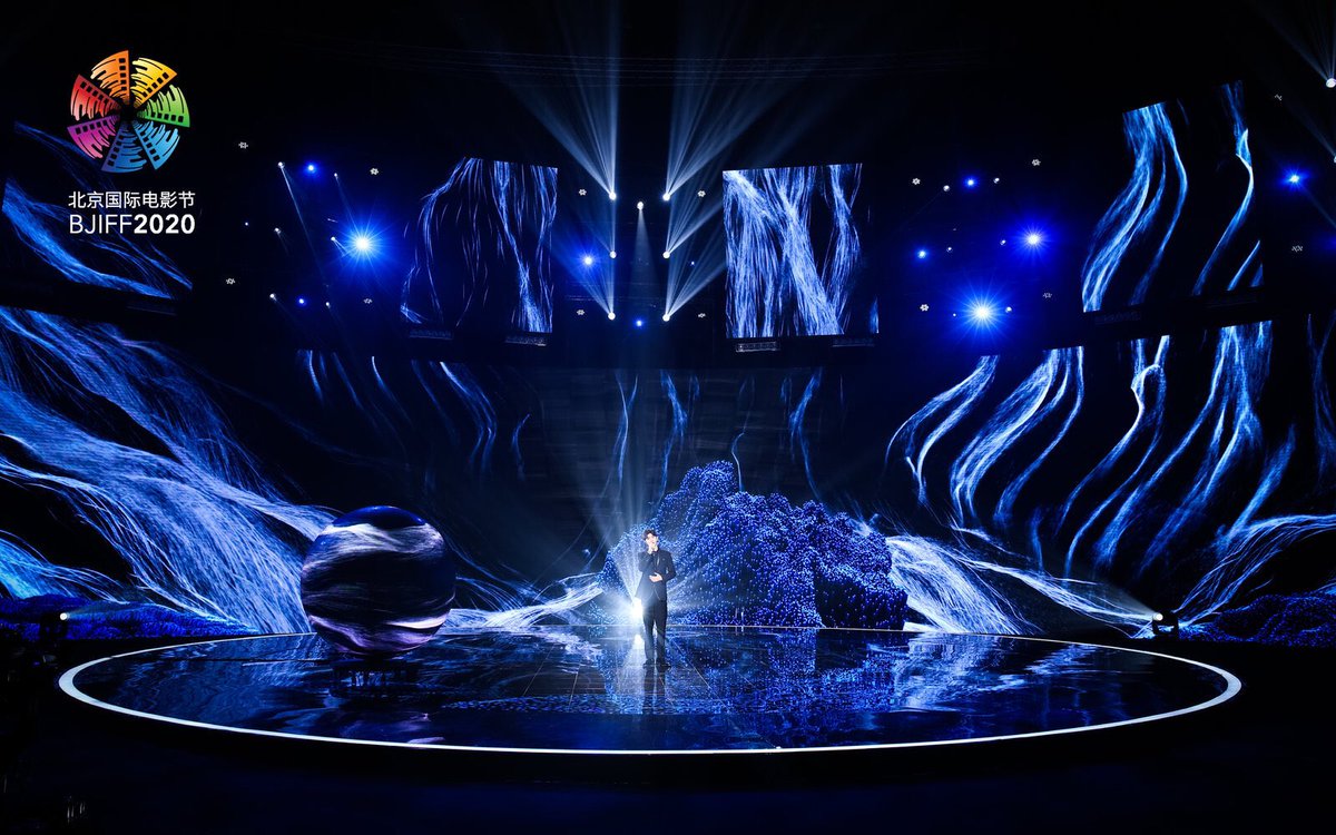 xukunyi's tweet photo. Xukun singing the masterpiece,《山河无恙在我胸》，at the Beijing International Film Festival. That backdrop is so stunning wow https://t.co/zsxu8F7EBw