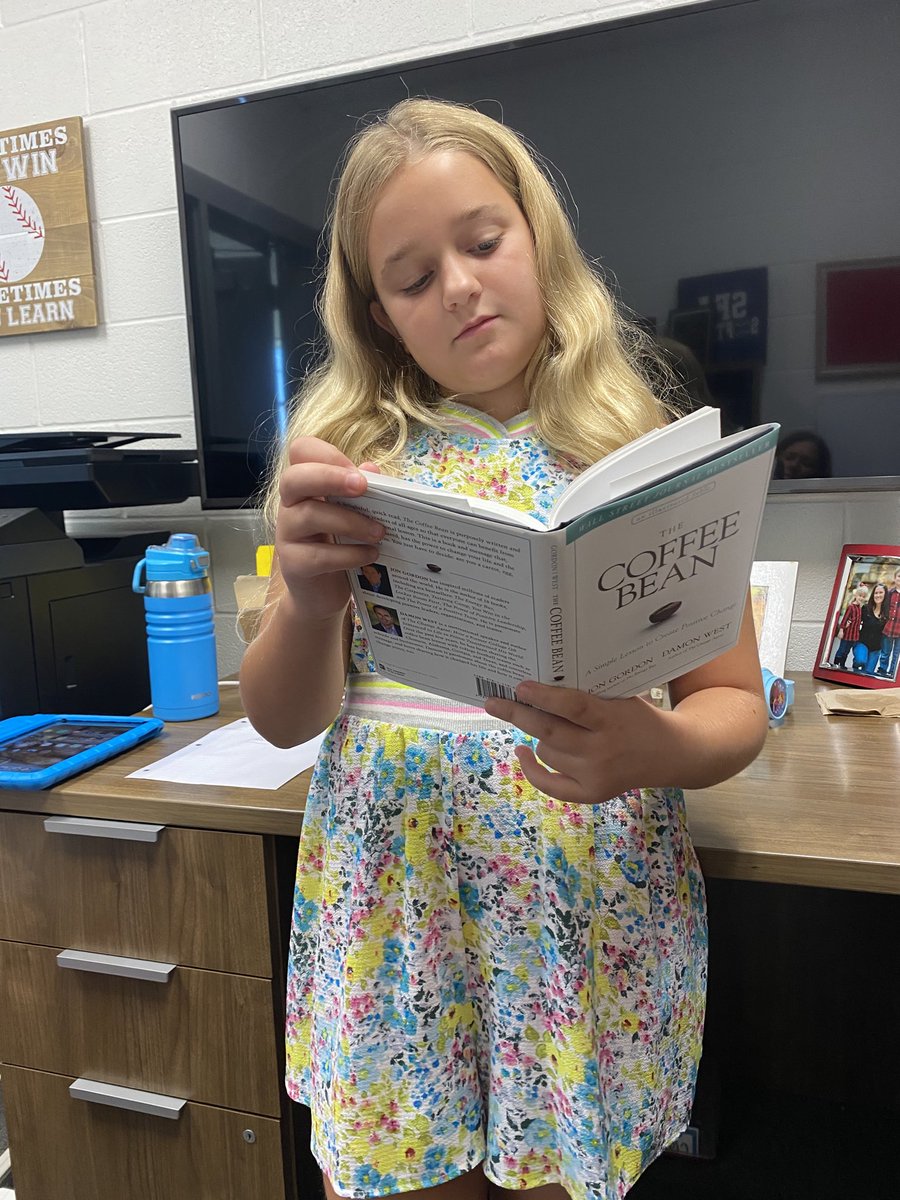 CoachCon_sb's tweet photo. When u go to work with mom, u learn lots more than u can in the classroom. #onthejobskills #alittlebitoffun https://t.co/GhItDi5wsW
