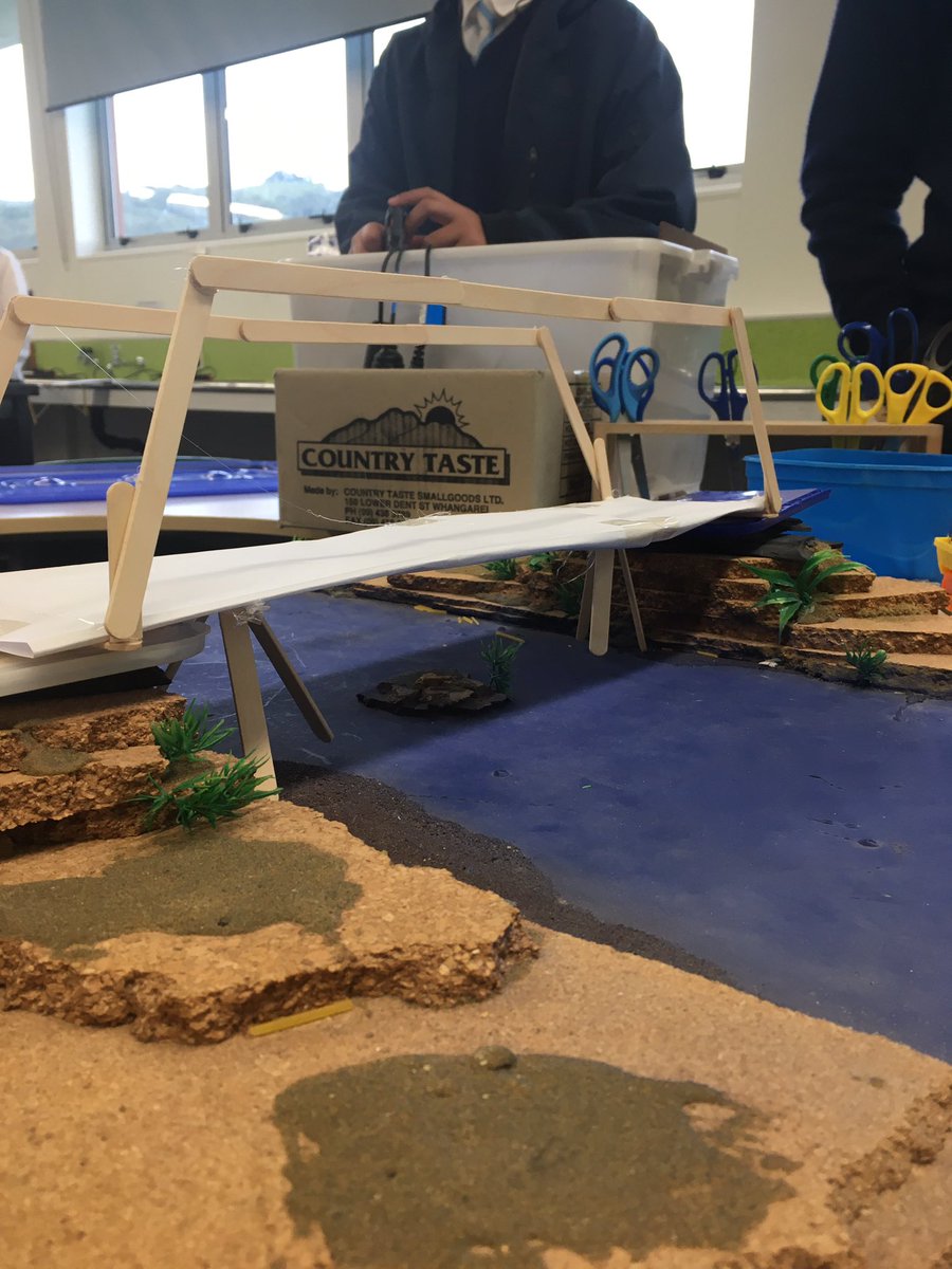 missiothompson's tweet image. Great day learning to build bridges! #STEM #science #bridgebuild #trussbridge #archbridge #buddingengineers #gamemyclass #handson