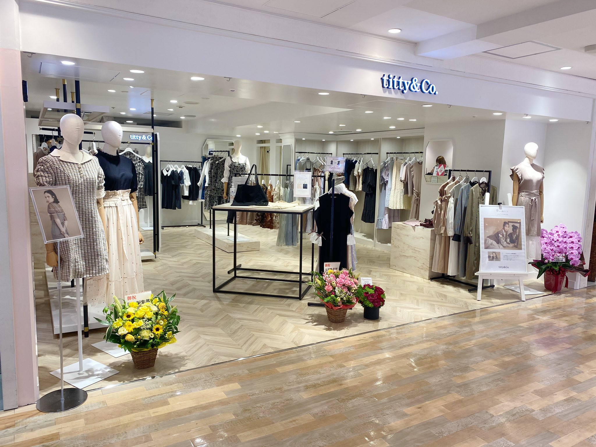 Titty Co Renewal Open 本日titty Co 新宿店が8月21日 金 ルミネエスト2階に リニューアルオープンいたしました 新宿限定ノベルティフェア開催中 T Co Vhnzxfvitw Titty Co 大谷映美里さんフォトブックも トートバッグも早速