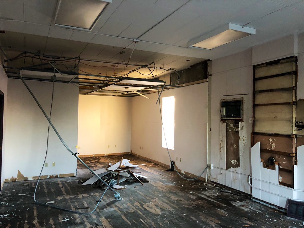 Owner  @clevelandhostel isn’t afraid of the current conditions of the existing 19th century building, as well as the challenge to renovate and restore it into contemporary new accommodations.Looking beyond the disrepair, the bones & historic character here are stunning. (4/5)