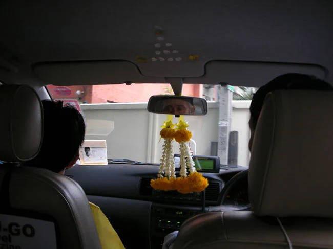 @josefu_pt タイのタクシーでは良くみる光景。お守りですね！ 