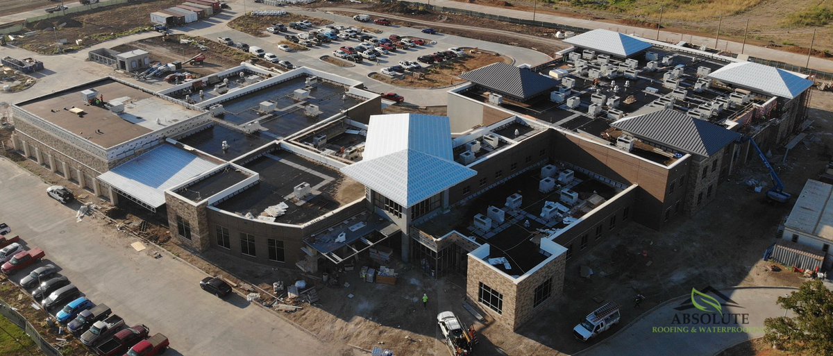 AbsoluteRoofTX's tweet photo. About to start adding the gravel ballast on this 4 Ply Built Up in Fort Worth. #Absoluterooftx #commercialroofing @gafroofing https://t.co/zLyHEUCsvM
