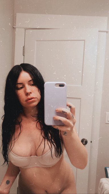 Goodnight twitter😘😘 https://t.co/RFKeUmyKPE