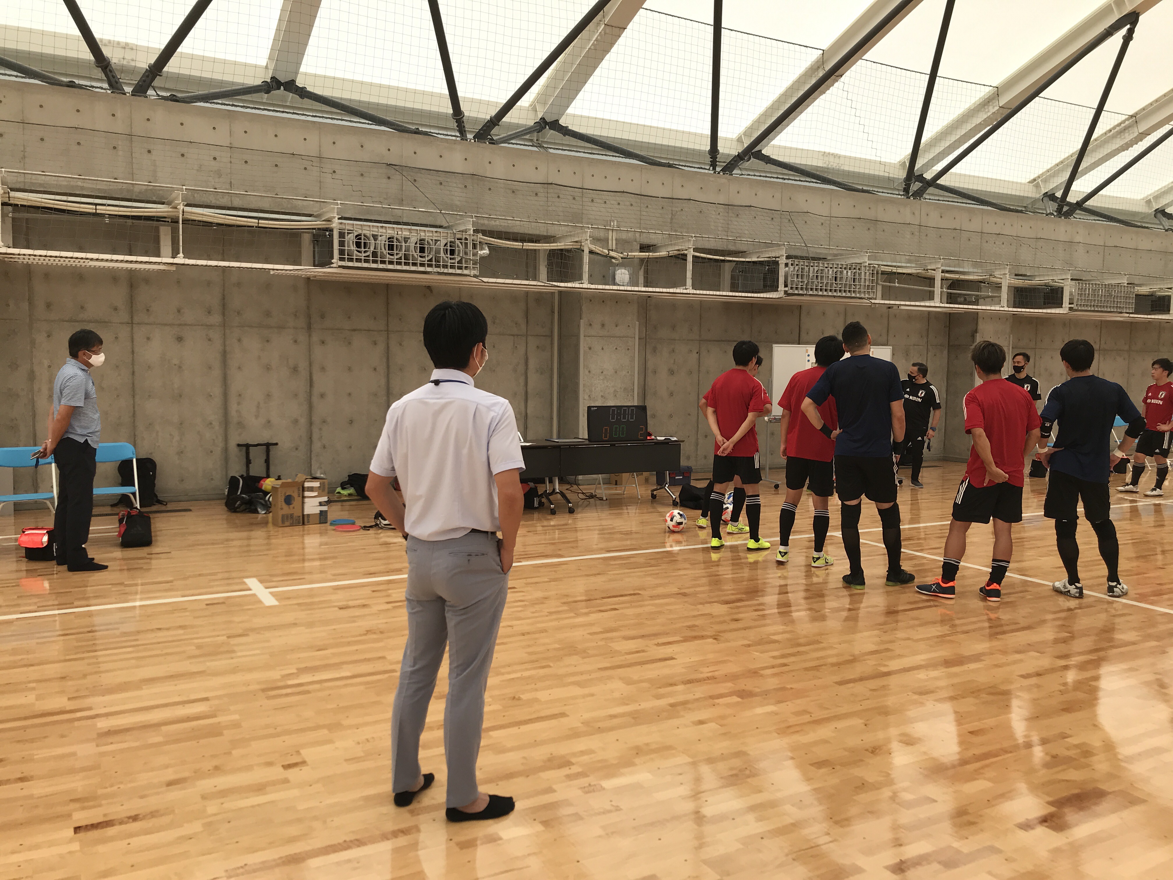 日本サッカー協会 8月18日より実施しているフットサル日本代表候補トレーニングを森保監督 関塚ナショナルチームダイレクターが 見学 練習を見学した森保監督は インテンシティの高さ 攻守の切り替えの速さ スピーディーな展開の中で判断力と技術を求め