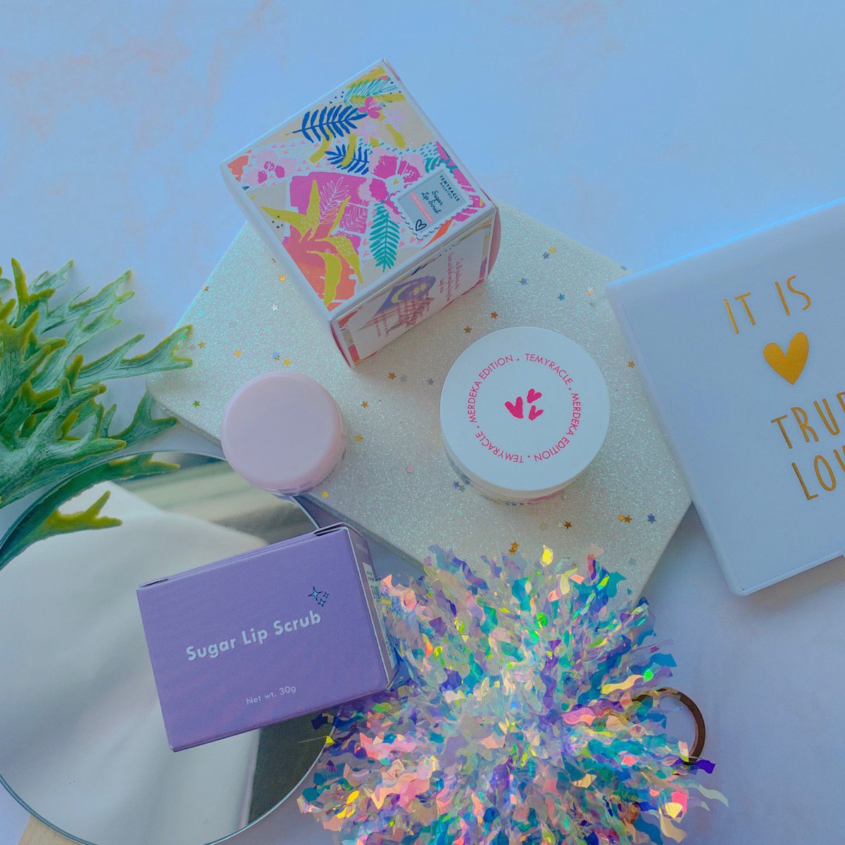 theskincare_'s tweet photo. 5. Design

Yang merdeka edition sugar lip scrub ni special sikit sebab ada tema bunga raya sempena bulan kemerdekaan🇲🇾 and limited edition tau✨ packaging dia pun lagi besar. https://t.co/MK8mWEuJAY