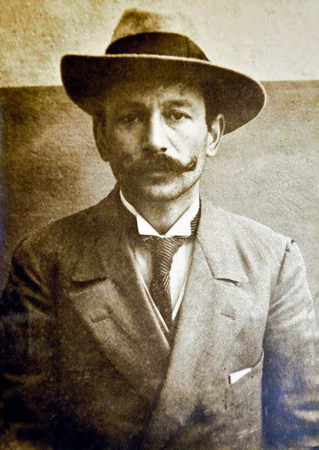 A man named Vincenzo Peruggia, is behind what is considered the greatest Art theft in history, and inspired the Dhoom movie series. (Some parts in this tweet are fake news, you guess which one)