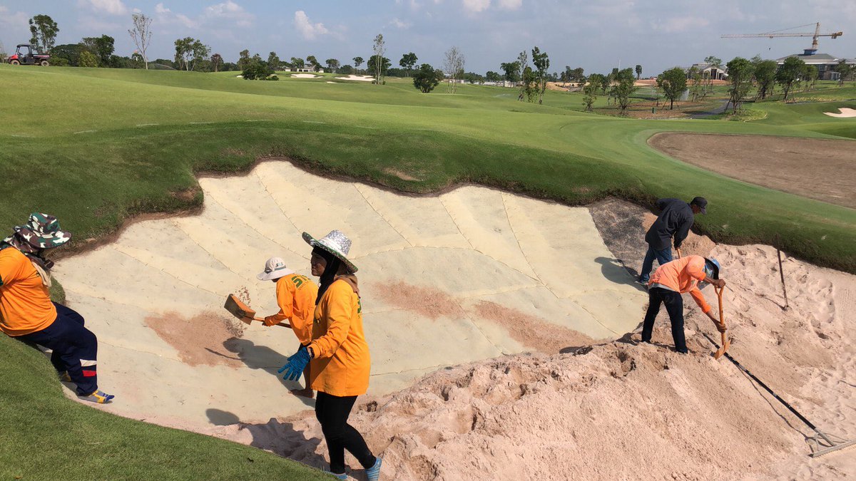 STSAsia's tweet photo. Laying SandTrapper 2 over the top of Polylast to reduce washouts. Always chose the most proven Bunker Liner in the Industry. #sandtrapper #stsbunkers #ecobunker https://t.co/HgUWULGxUE