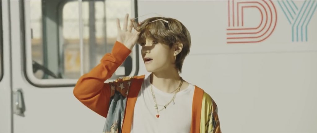 stanlinguals's tweet photo. VISUALS #DynamiteMV #DynamiteToday #BTS #Taehyung #BTS_Dynamite #BTS_V #Dynamite @BTS_twt @bts_bighit https://t.co/vCJTZmLv1j