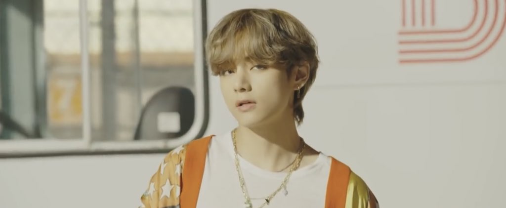 stanlinguals's tweet photo. VISUALS #DynamiteMV #DynamiteToday #BTS #Taehyung #BTS_Dynamite #BTS_V #Dynamite @BTS_twt @bts_bighit https://t.co/vCJTZmLv1j